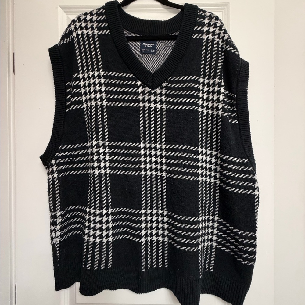 Abercrombie & Fitch Black and White Plaid V-Neck Sweater Vest